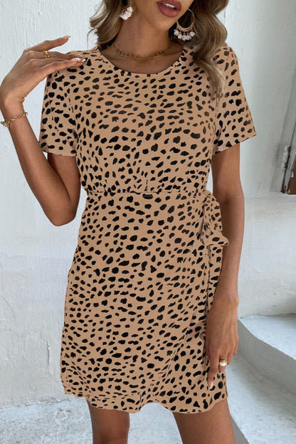 Vestido de cuello redondo con cinturón y ojo de cerradura con estampado animal