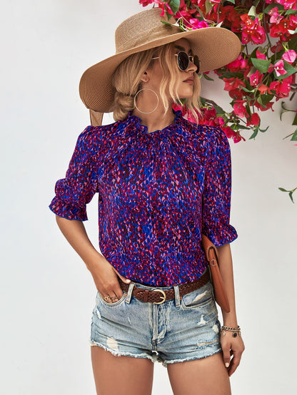 Blusa estampada con cuello de volantes y mangas con volantes