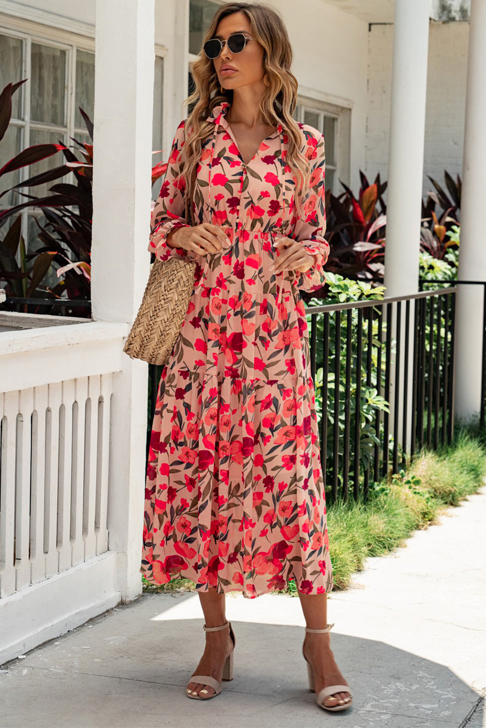 Vestido a capas con volantes en el cuello y lazo floral