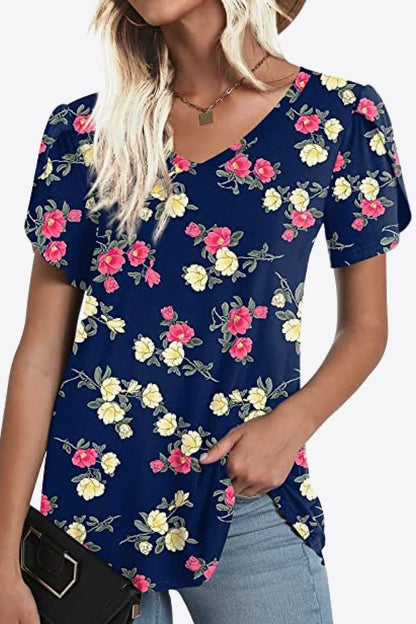 Blusa estampada con manga de pétalos y cuello en V