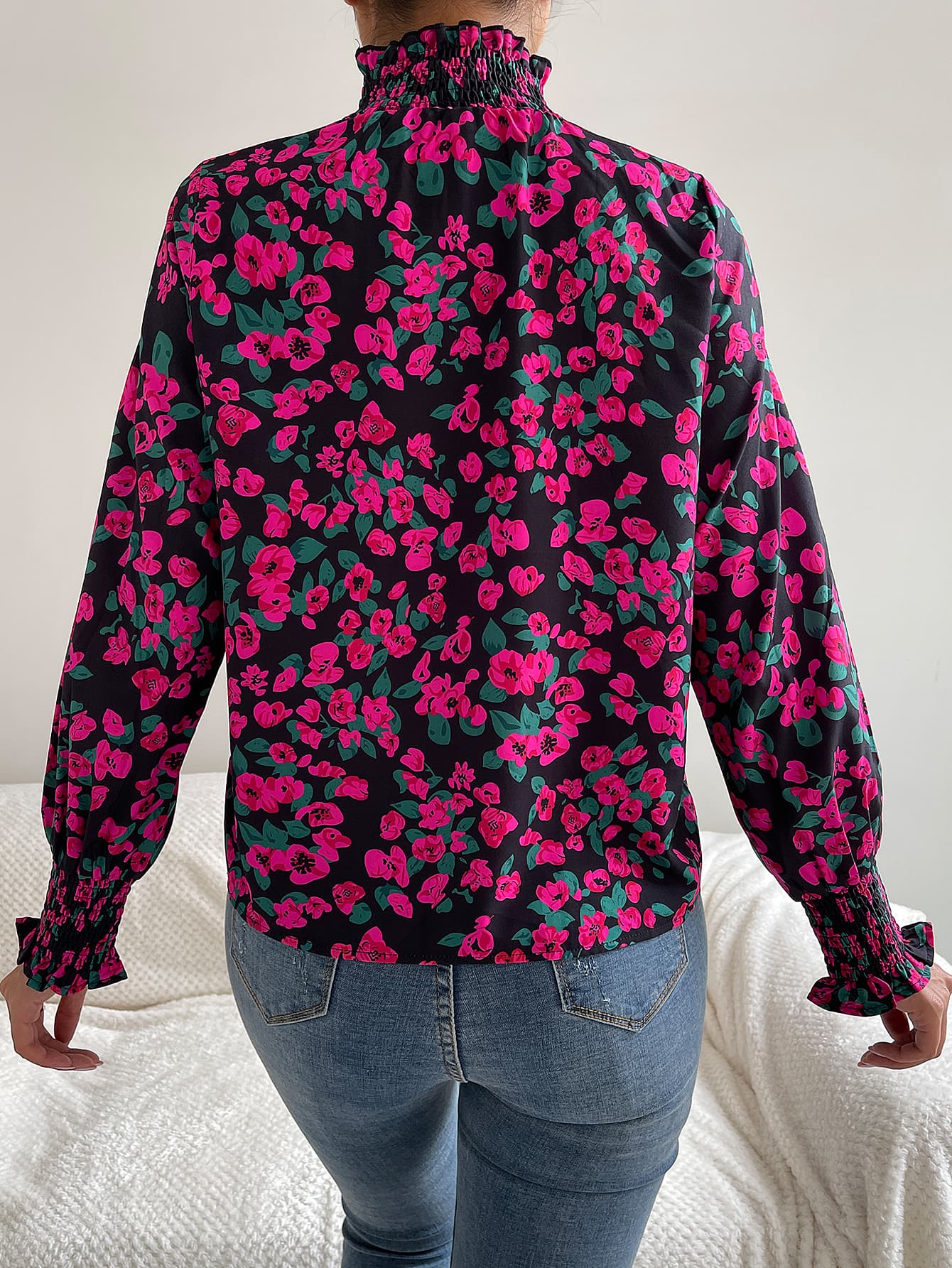 Blusa con cuello de volantes y fruncido floral