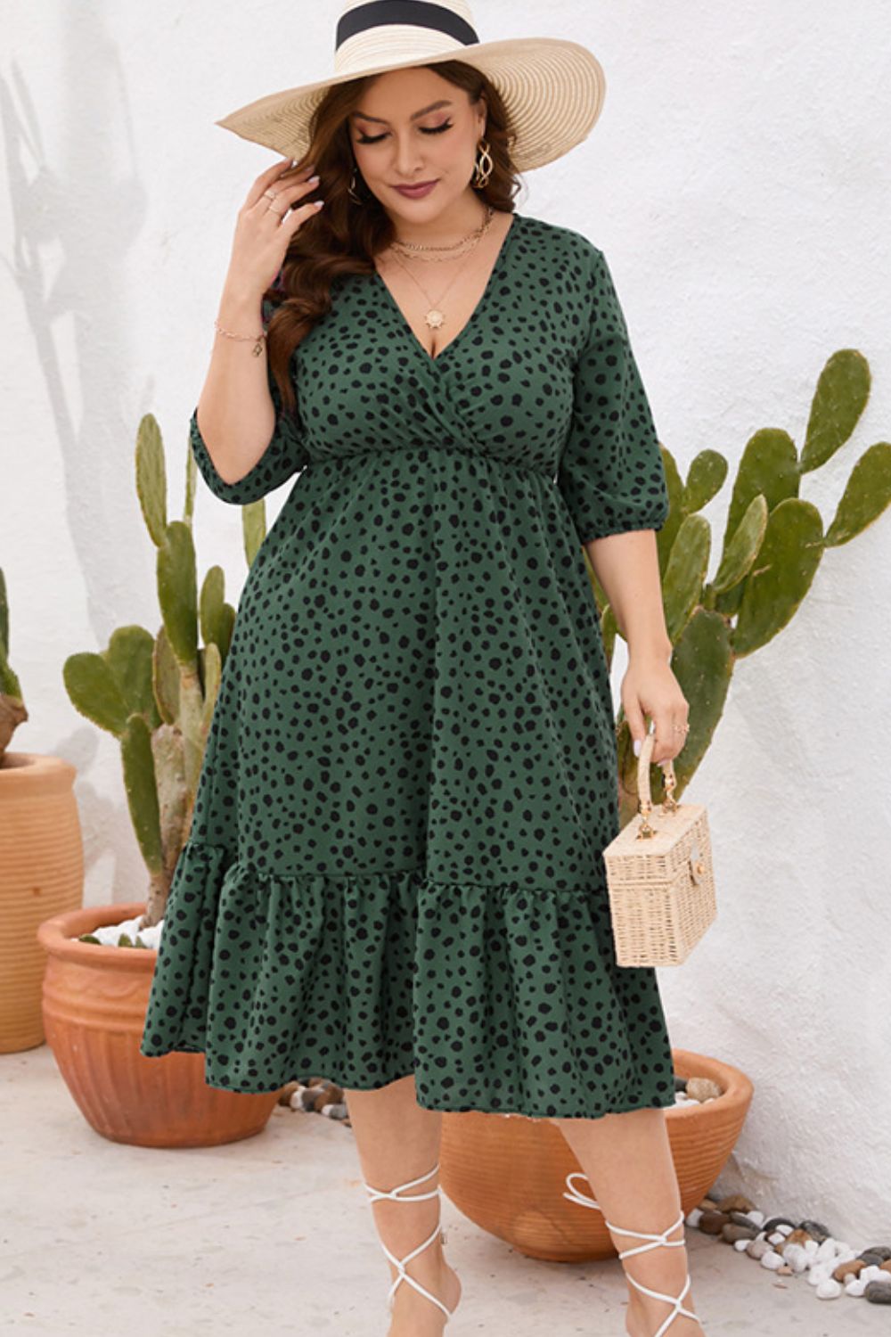 Vestido con dobladillo con volantes y sobrepelliz estampado de talla grande