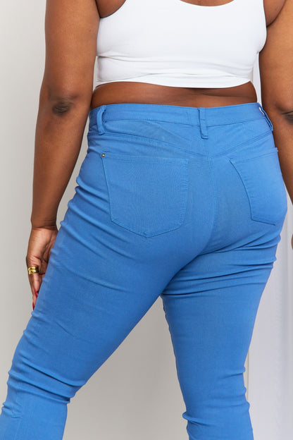 YMI Jeanswear Kate Hyper-Stretch Jeans ajustados de tiro medio de tamaño completo en azul eléctrico