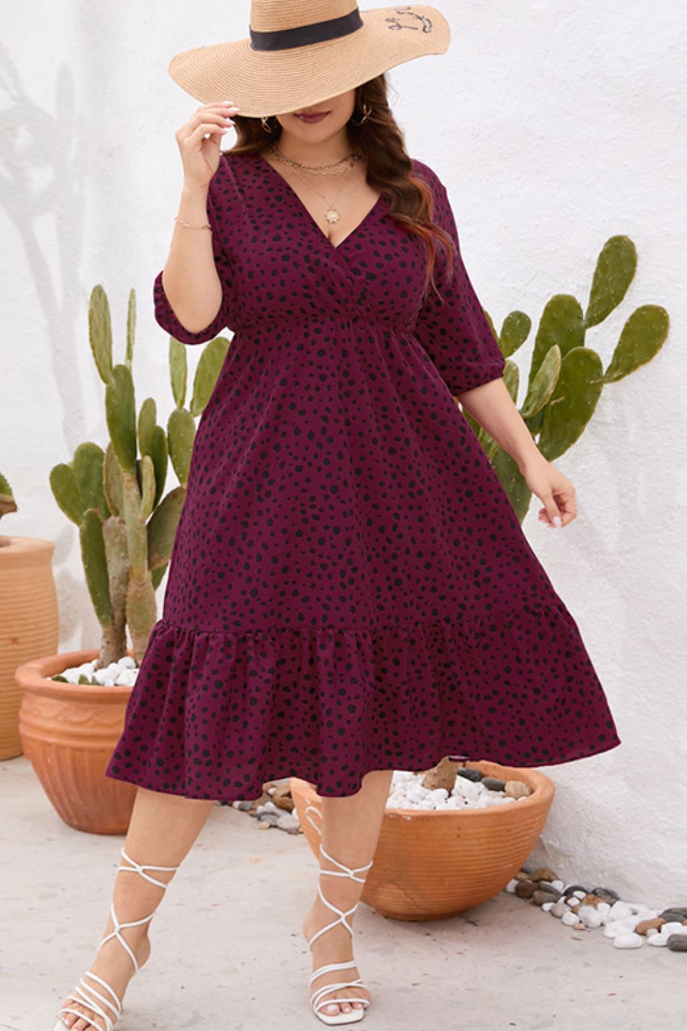 Vestido con dobladillo con volantes y sobrepelliz estampado de talla grande