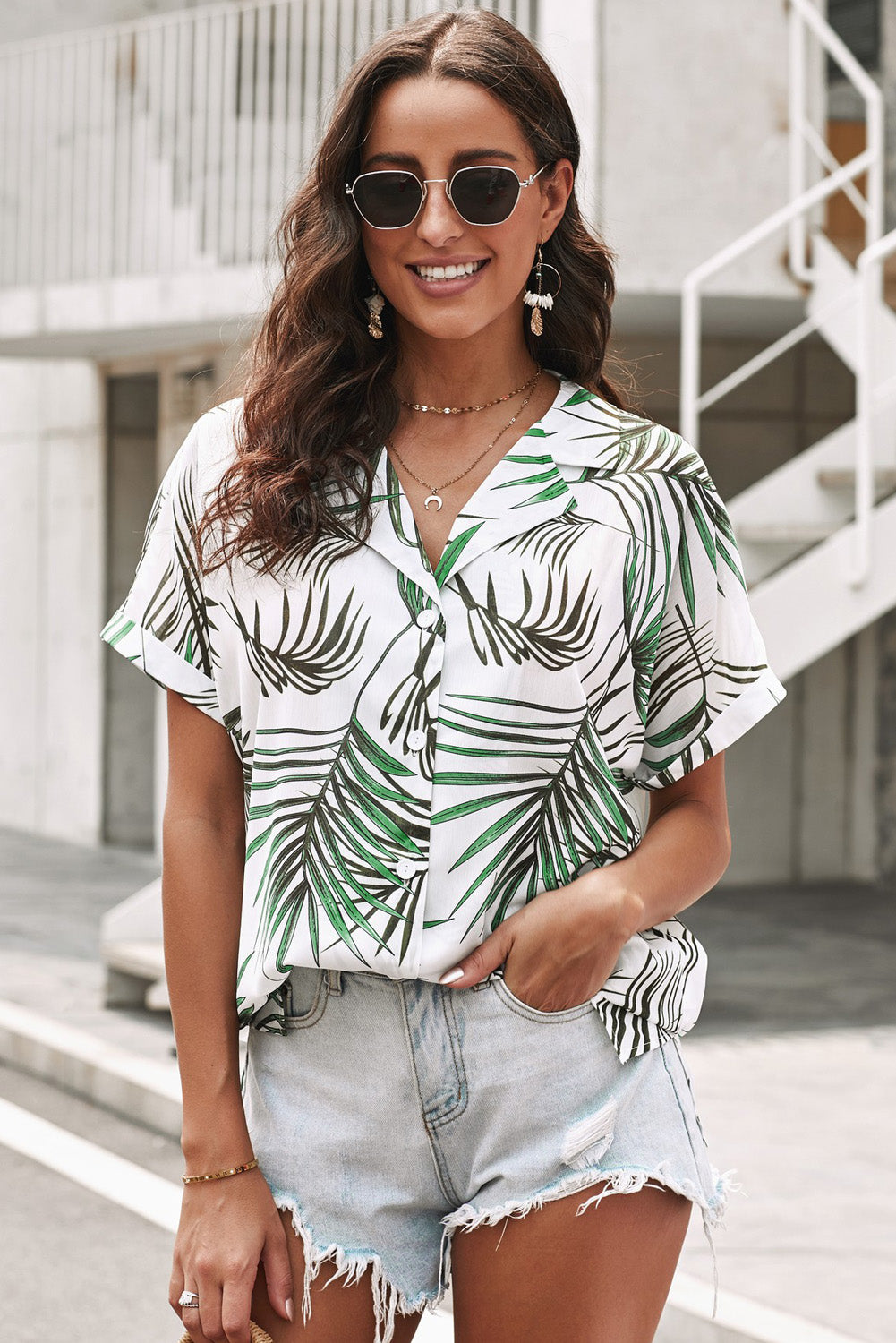 Camisa con cuello de solapa y botones delanteros con estampado botánico