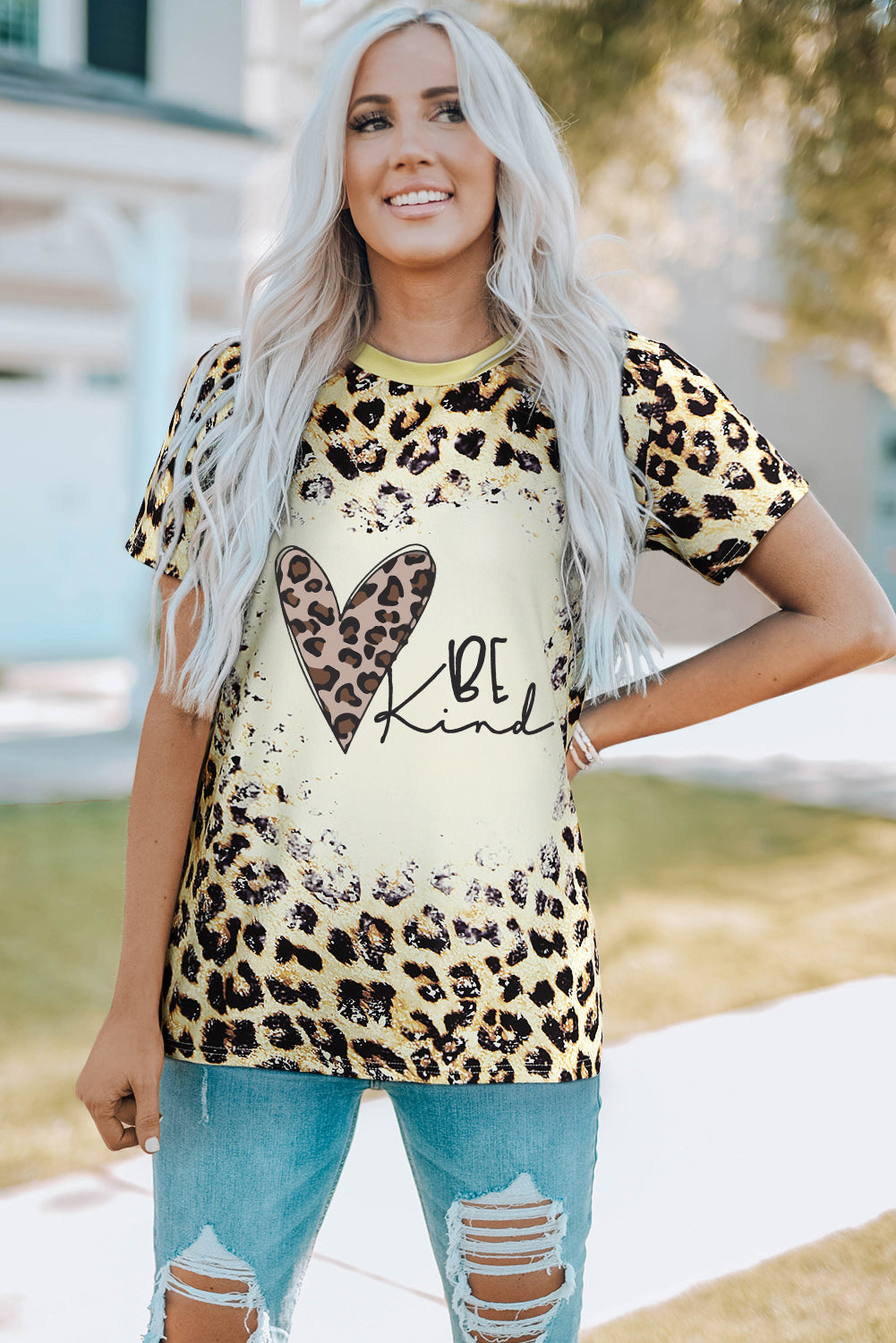 BE KIND Camiseta de cuello redondo con estampado de leopardo y corazón