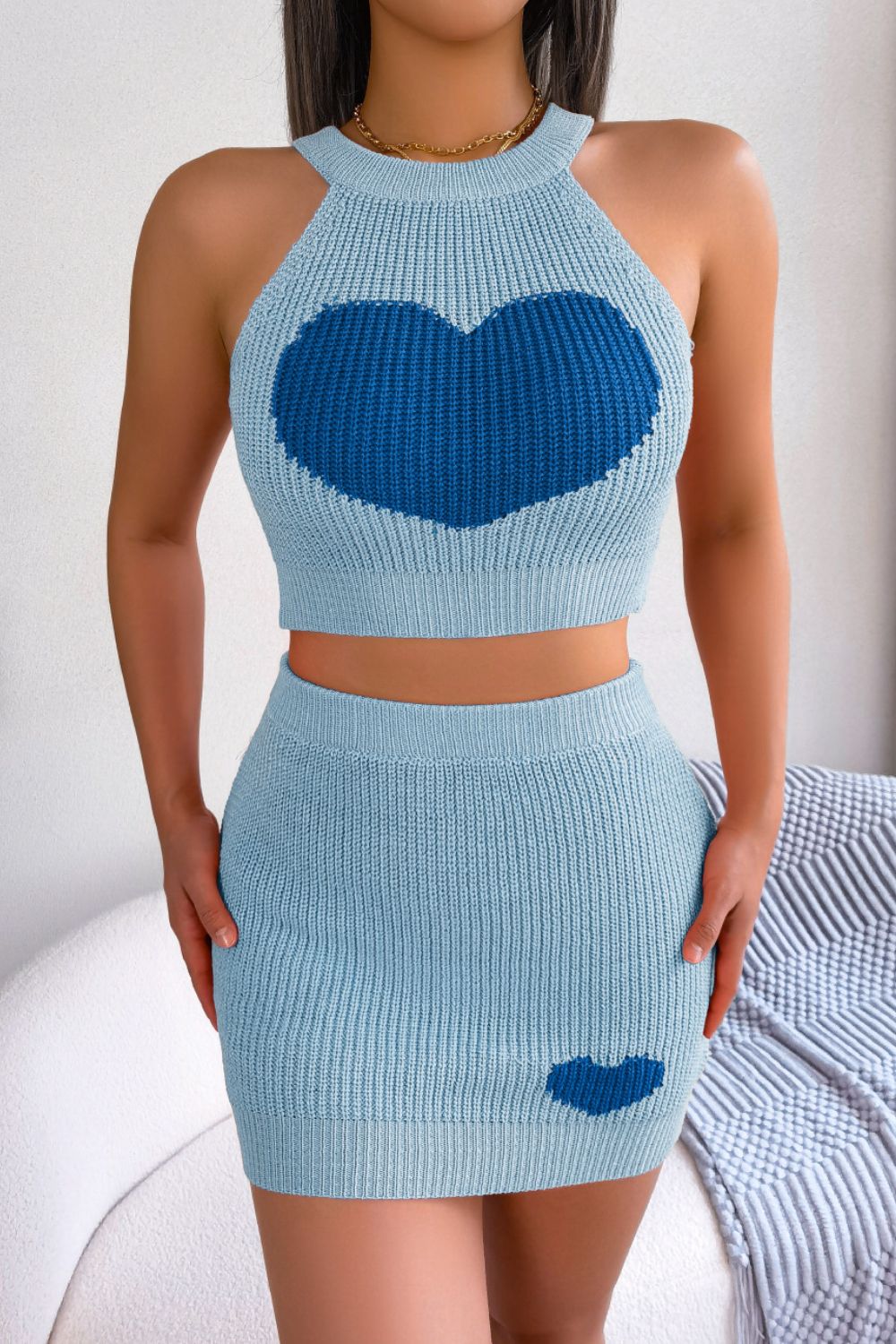 Conjunto de top y falda de punto acanalado en contraste con corazones