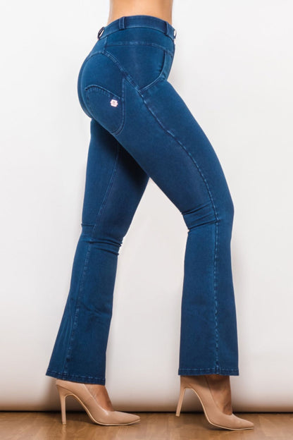 Jeans largos acampanados con botones