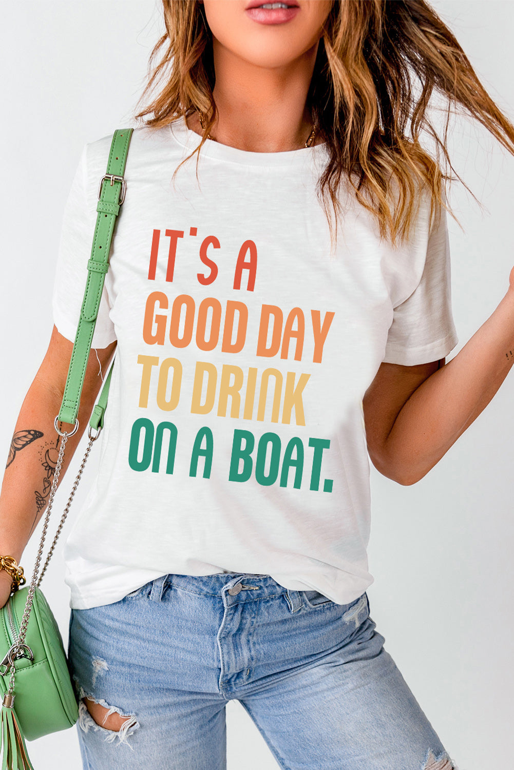 ES UN BUEN DÍA PARA BEBER EN UN BARCO Camiseta gráfica